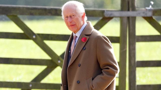 Plano entero del rey Carlos III en un evento en Sandringham 