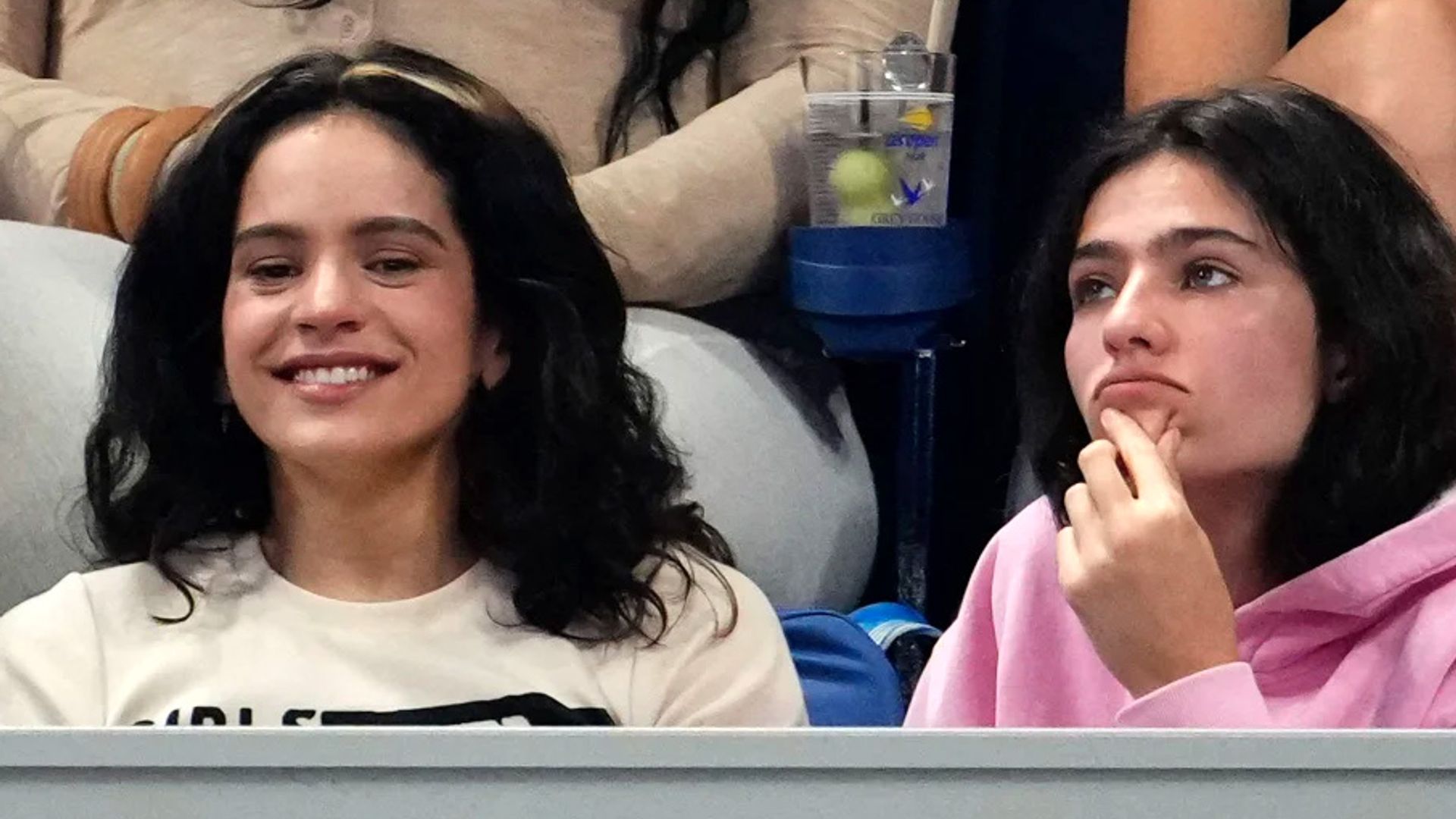 Rosalía y Loli Bahia oficializan su historia de amor con su primer beso en público durante el US Open de Nueva York