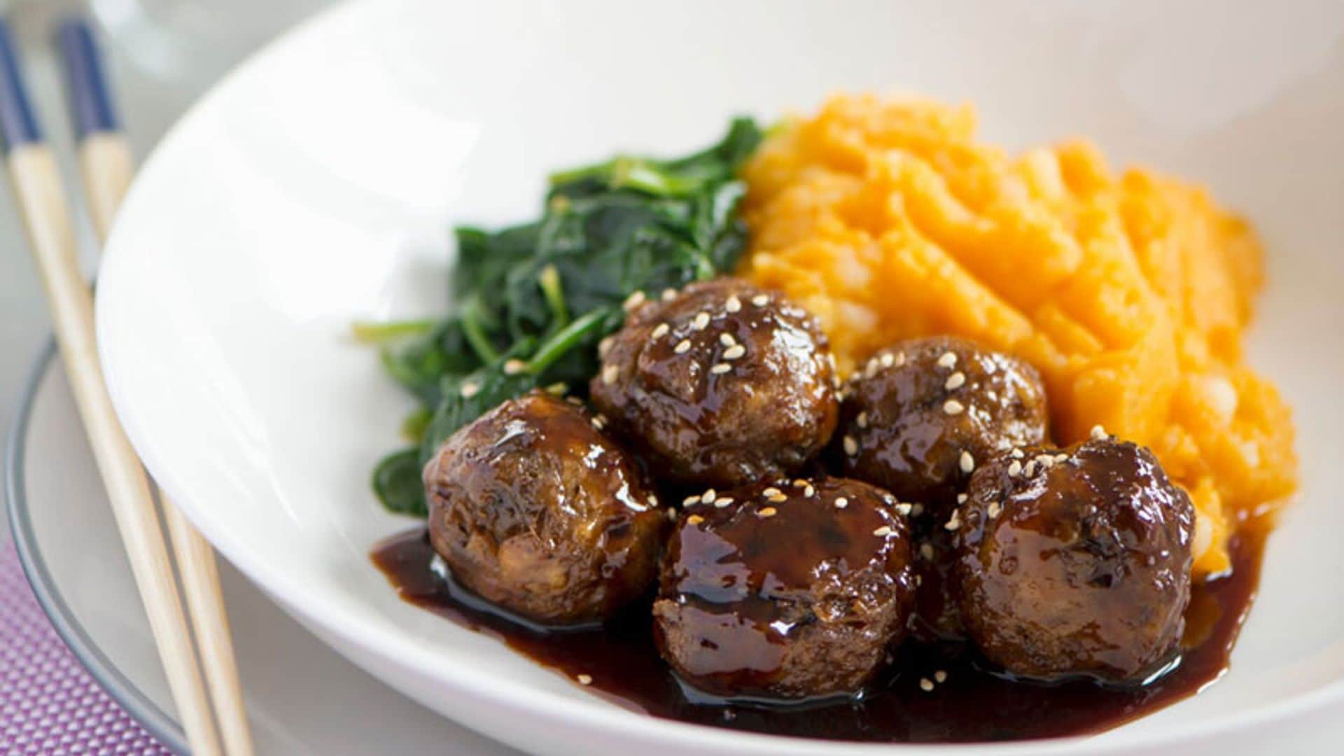 Albóndigas en salsa 'teriyaki' con puré de patata y espinacas