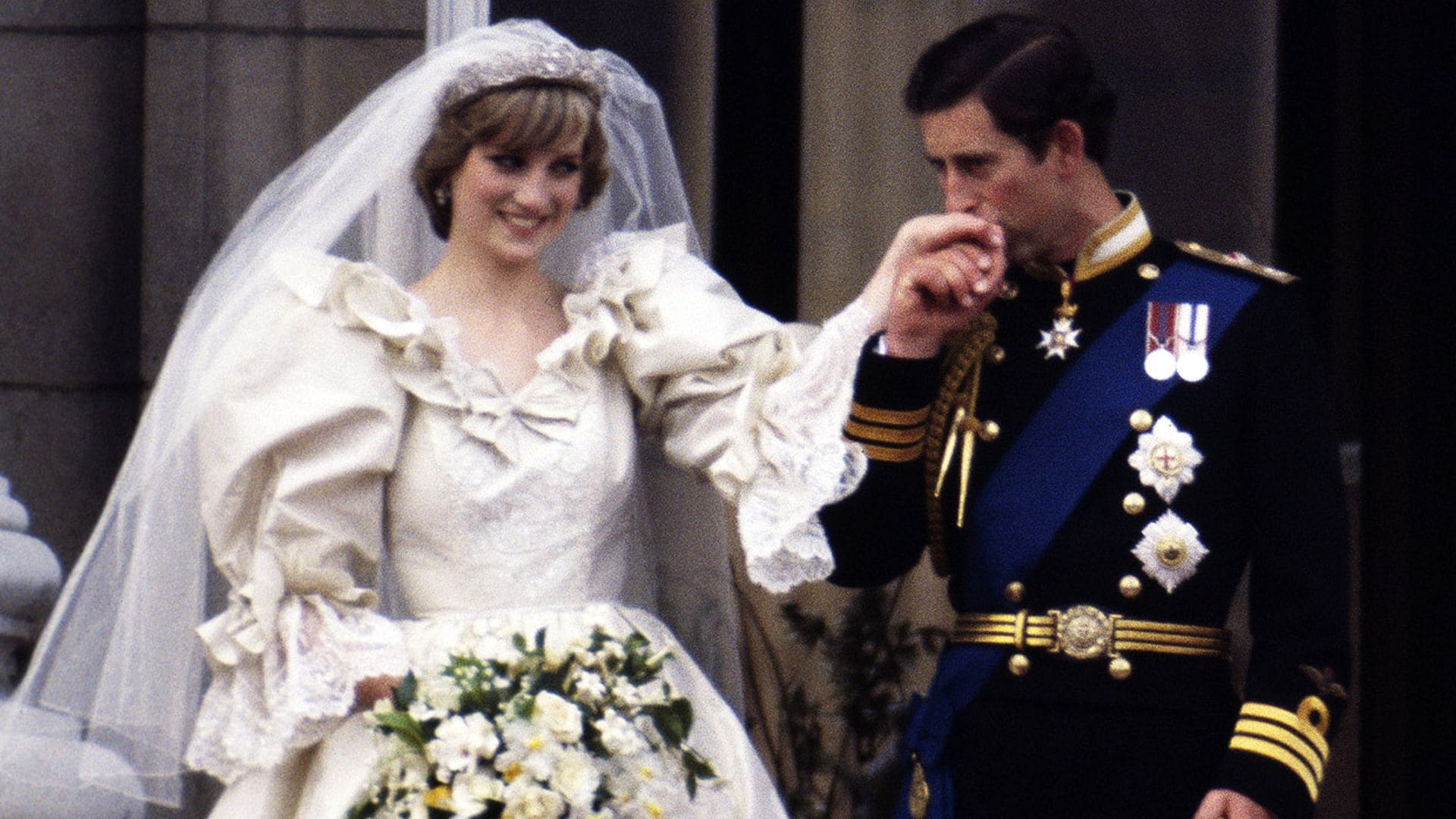 Así reaccionó el equipo de 'The Crown' al ver a Emma Corrin con el vestido de novia de Diana de Gales