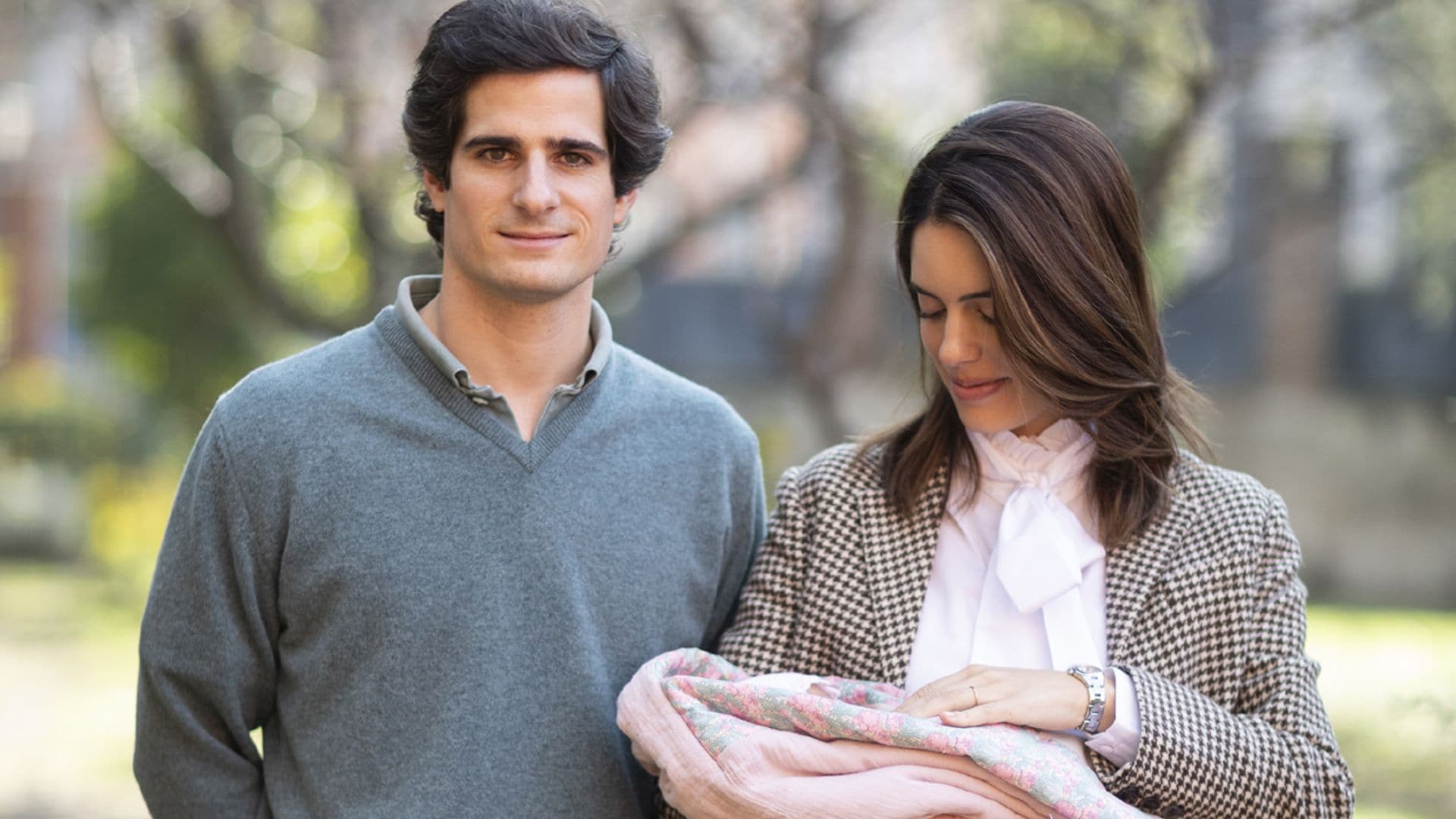 Los duques de Huéscar presentan a su hija Sofía a las puertas del hospital