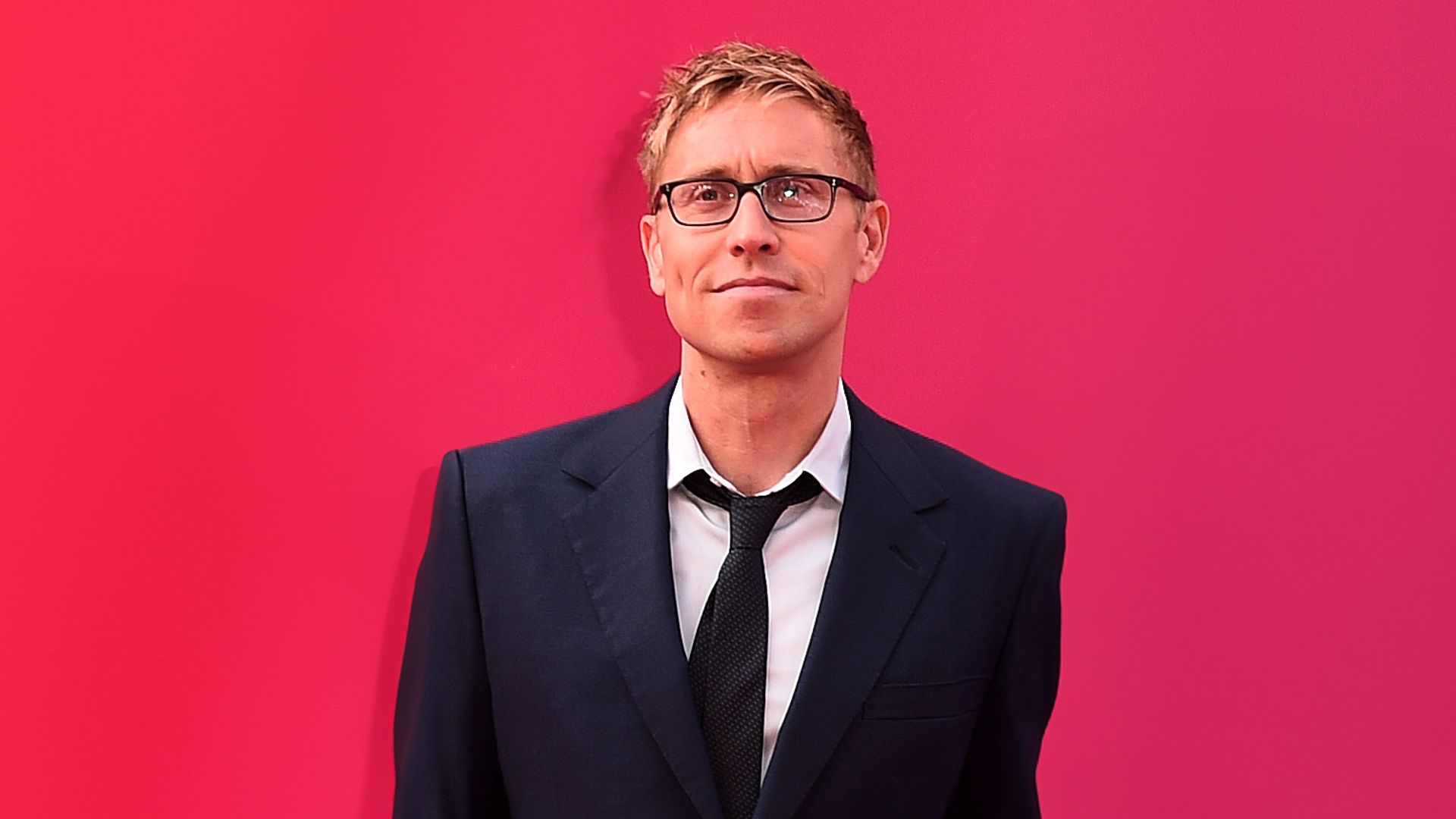El cómico Russell Howard, roto de dolor, comunica la triste muerte de su hijo recién nacido: "Nuestro precioso bebé"