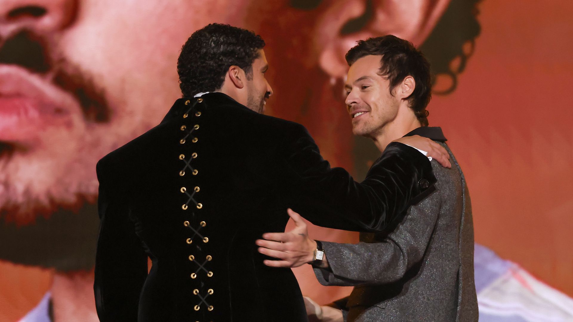 Bad Bunny con Harry Styles tras recibir su Grammy