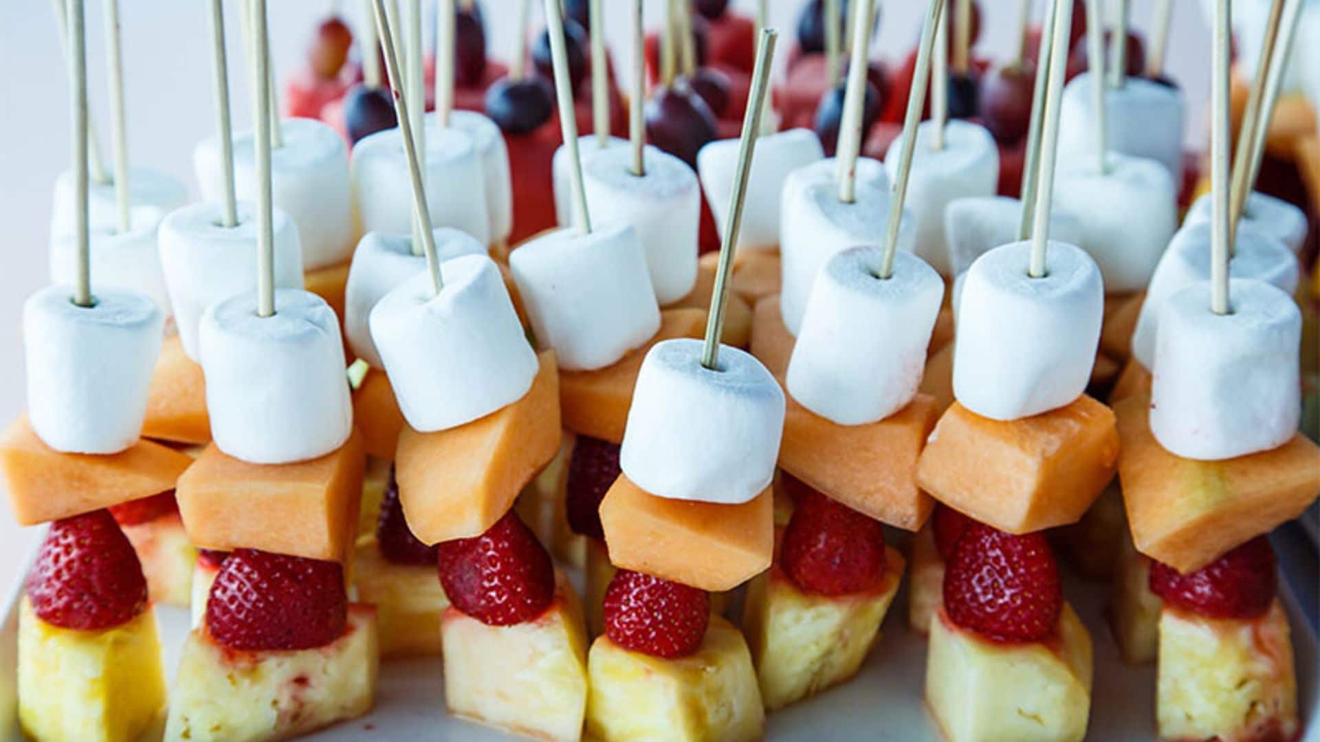 Brochetas de fruta y 'marshmallows'