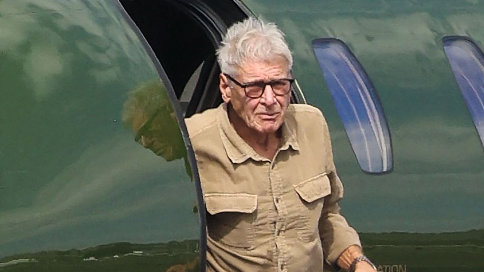 El actor, que se encuentra en plena forma, llevó su equipaje y desmontó unas bicicletas para meterlas en el interior del avión