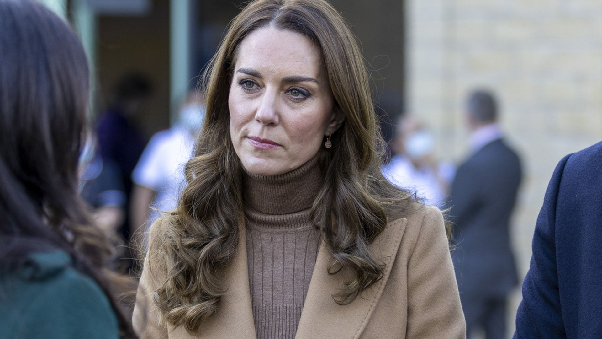 Kate recupera por cuarta vez su abrigo de cashmere 'made in Spain' con un vestido de punto