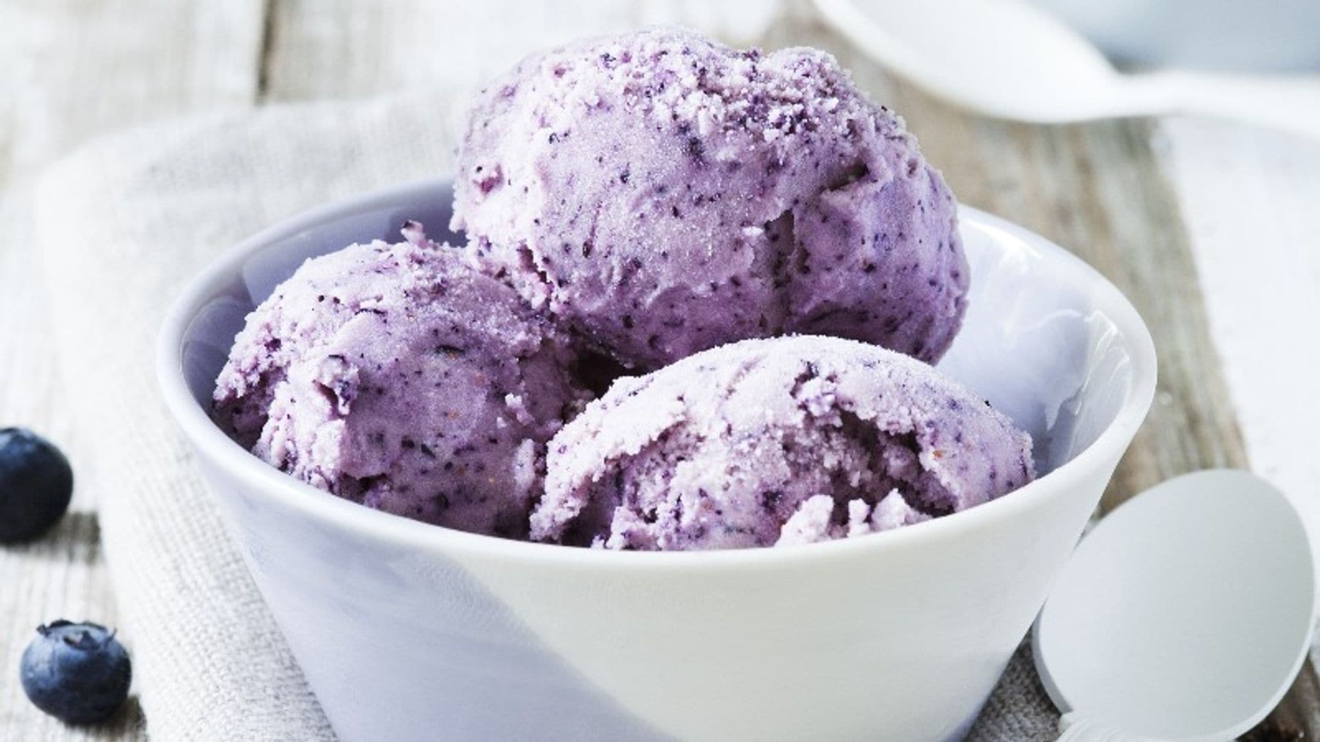 Helado de arándanos con chocolate blanco