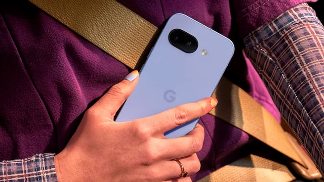Un Pixel 9a en color morado sostenido por una mujer