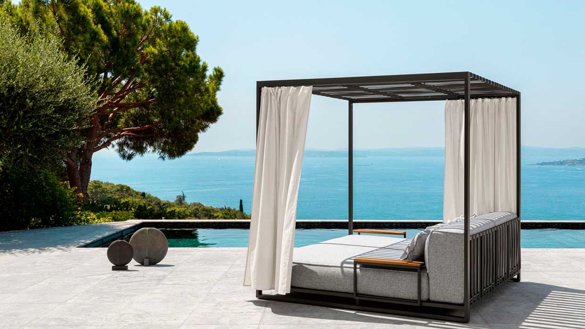12 muebles para echarse la siesta al aire libre y dejarse llevar por la pereza