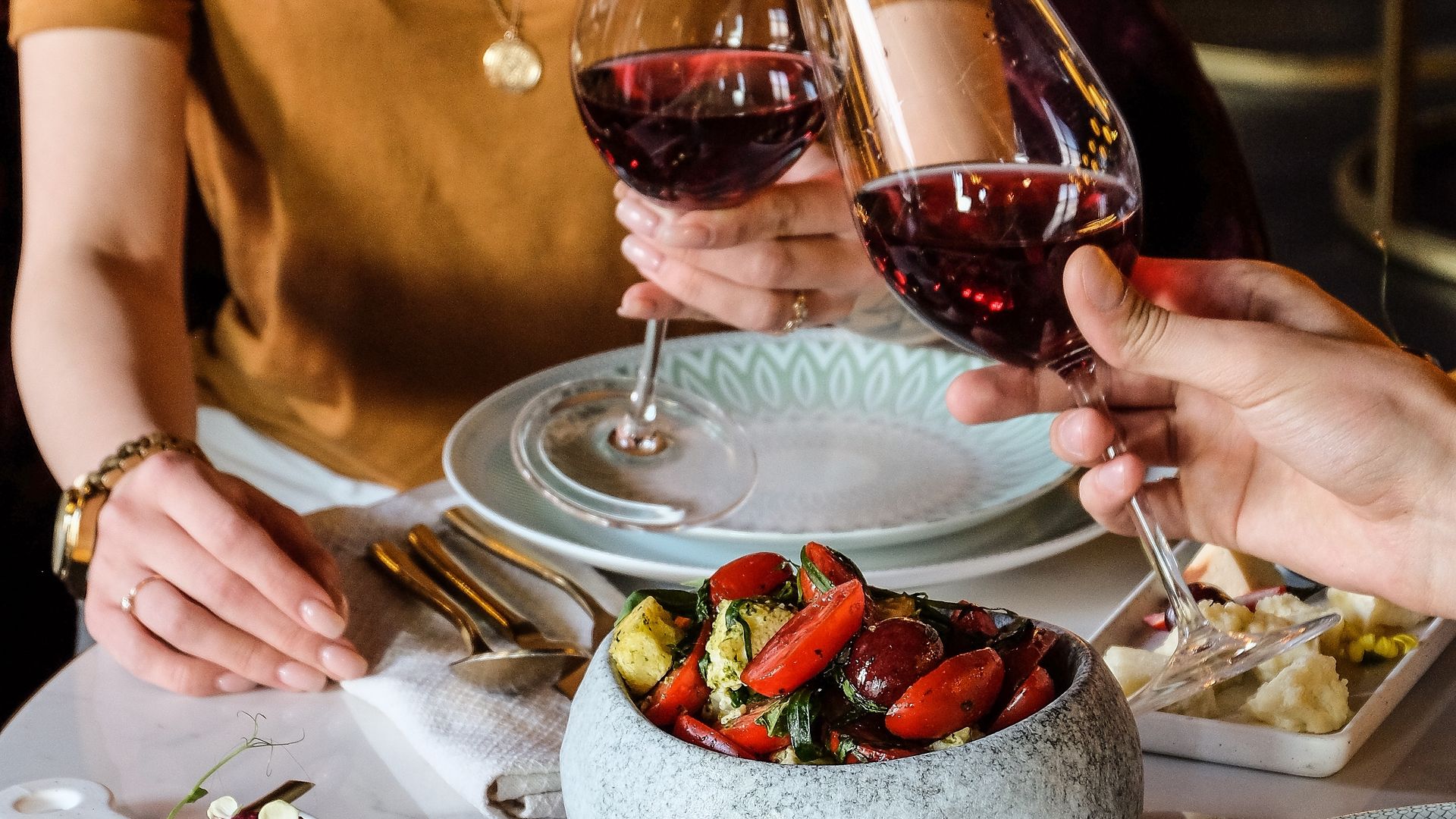 De menús gourmet a cocteles nostálgicos: descubre los planes gastronómicos más irresistibles de Madrid este fin de semana