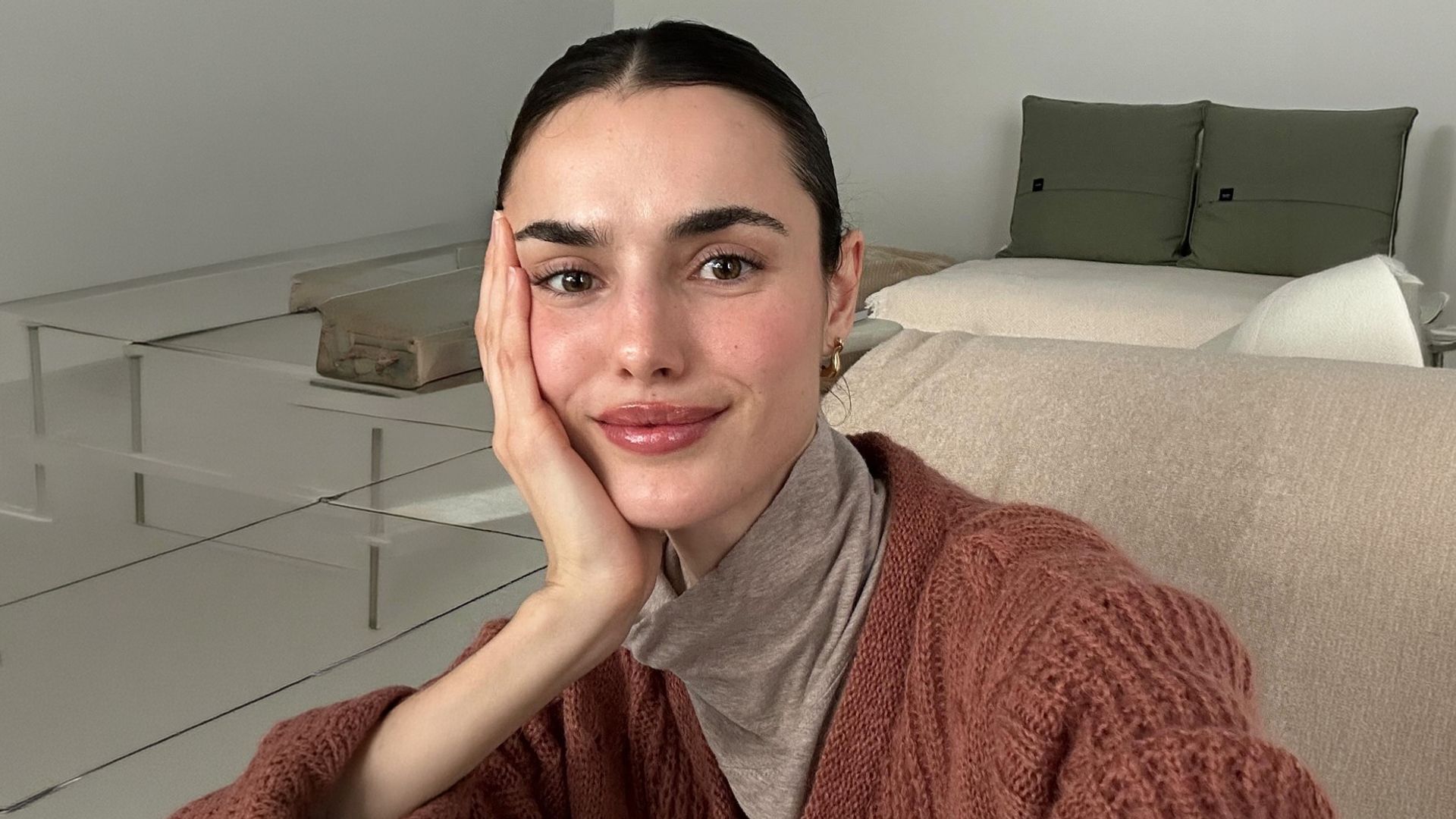 Blanca Padilla relajada en un salón con look otoñal