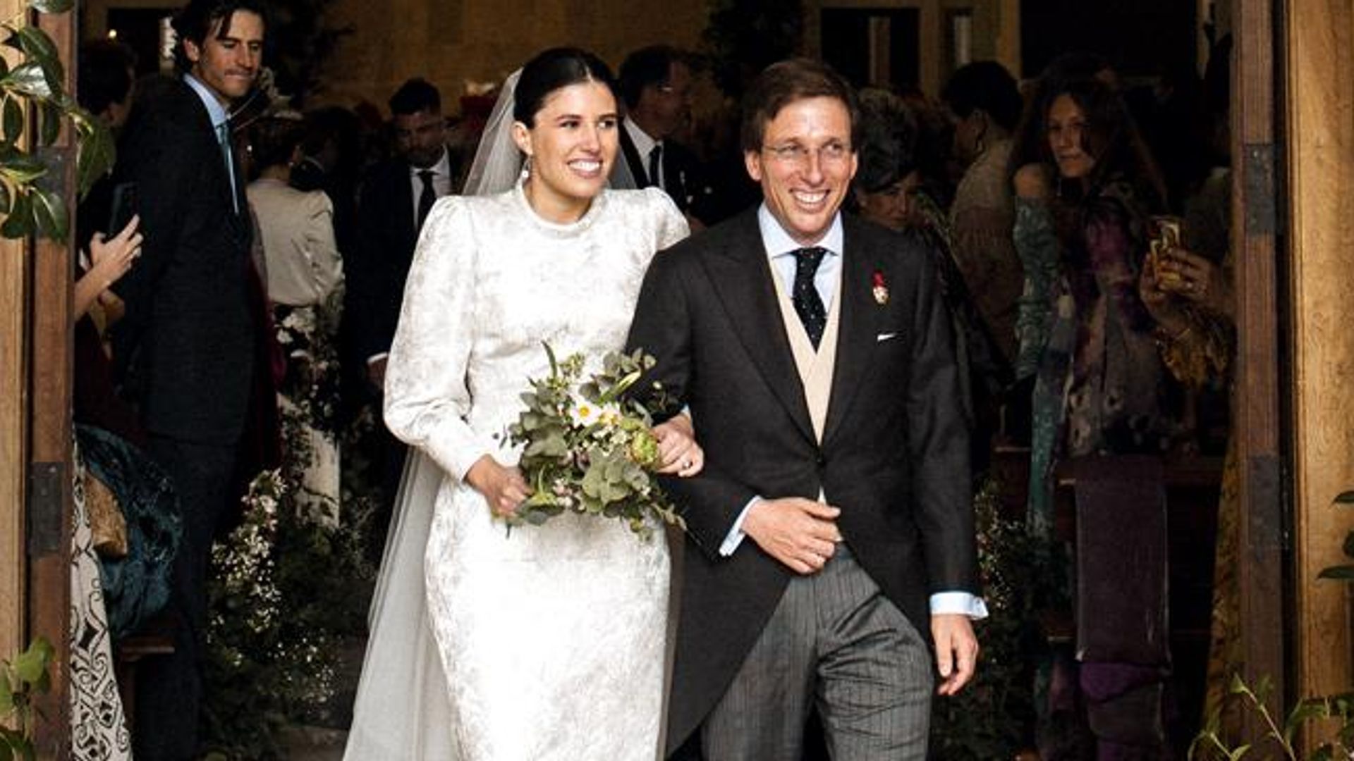 Recordamos la boda de José Luis Martínez-Almeida y Teresa Urquijo: un vestido reciclado, un chotis viral e invitados reales
