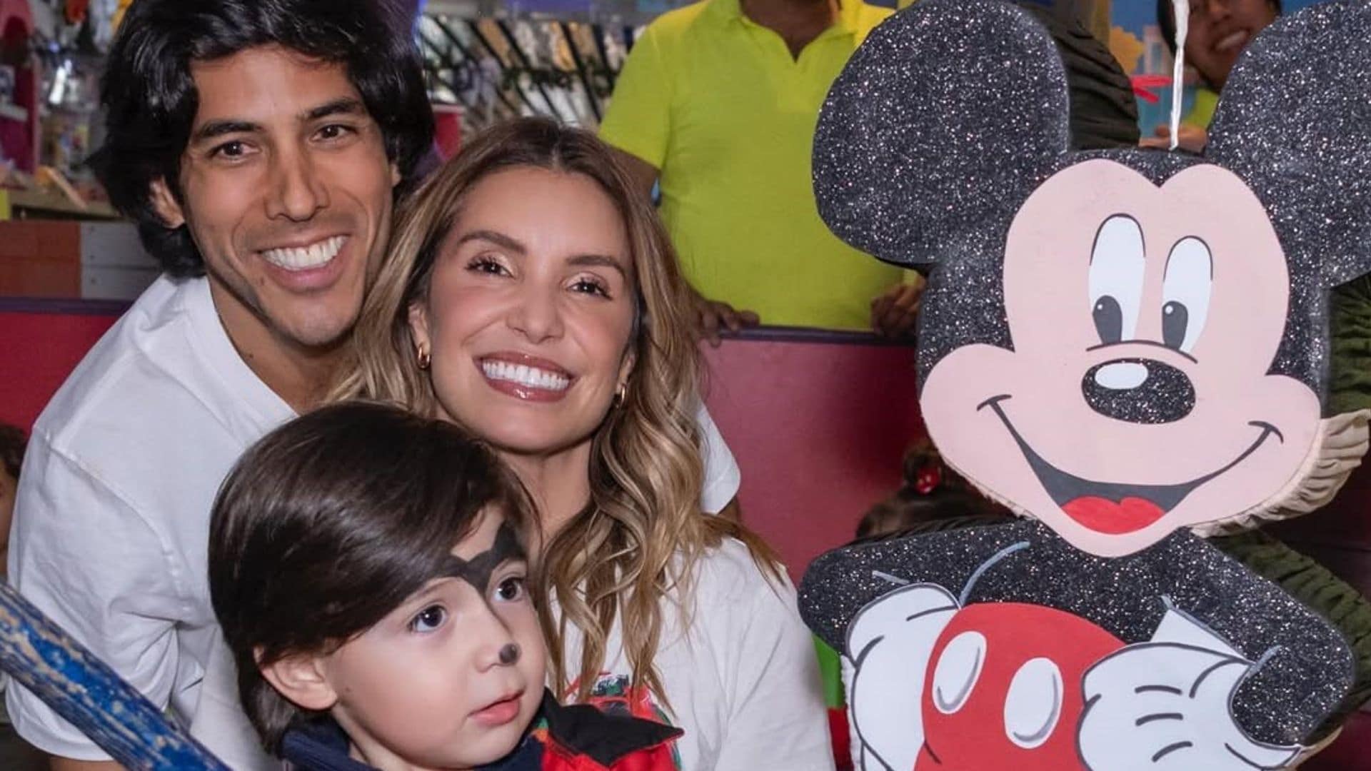 Andrea Escalona, Marco Estrada y su hijo Emilio.