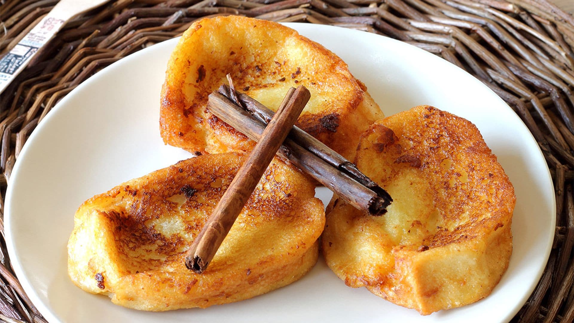 Para conseguir un acabado dorado y crujiente de las torrijas hechas en microondas, te aconsejamos espolvorearlas con azúcar y quemarlas con un soplete.