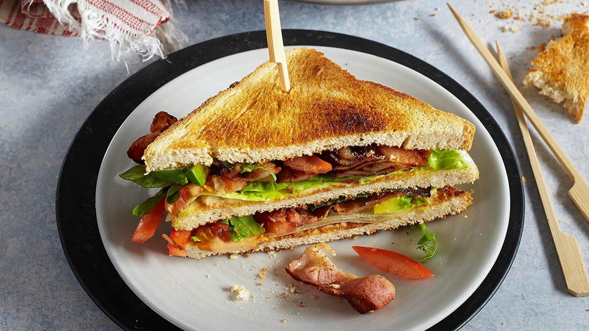 Sándwich BLT con bacón, tomate, lechuga y aguacate