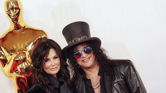 Meegan Hodges y Slash en la gala de los Oscar del 10 de marzo de 2024 en Los Ángeles