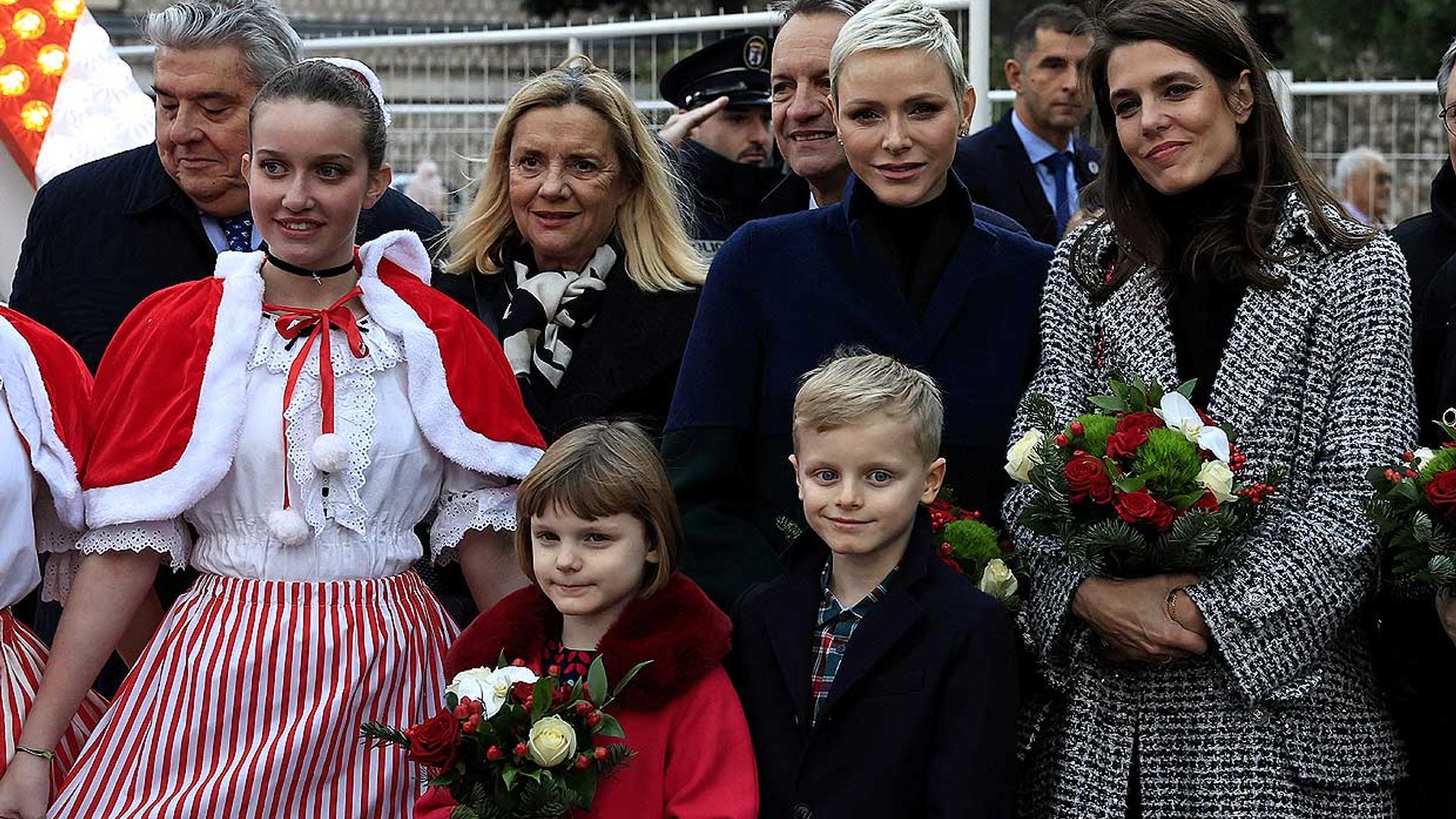 La princesa Charlene y Carlota Casiraghi inauguran la Navidad en Mónaco junto a los pequeños Jacques y Gabriella