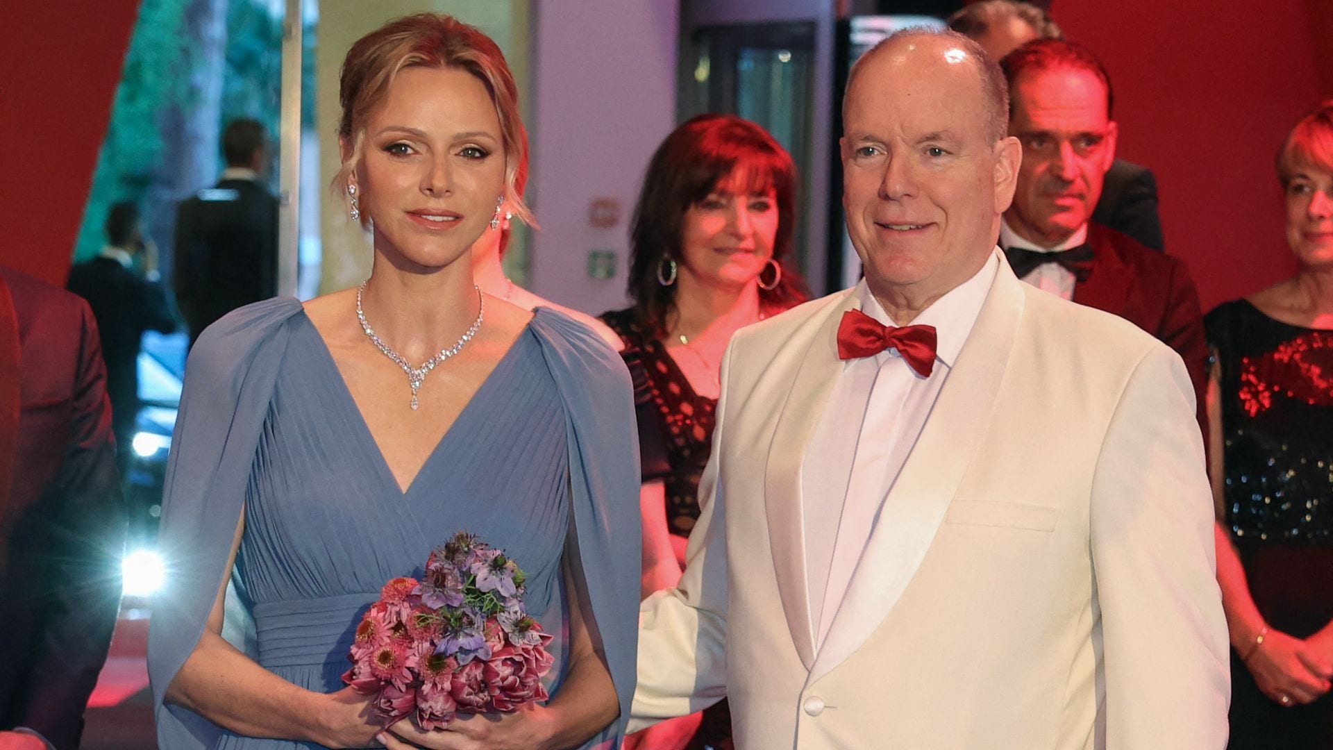 Charlène y Alberto de Mónaco presiden la noche benéfica más glamurosa: fuegos artificiales, arte y estrellas en el Baile de la Cruz Roja