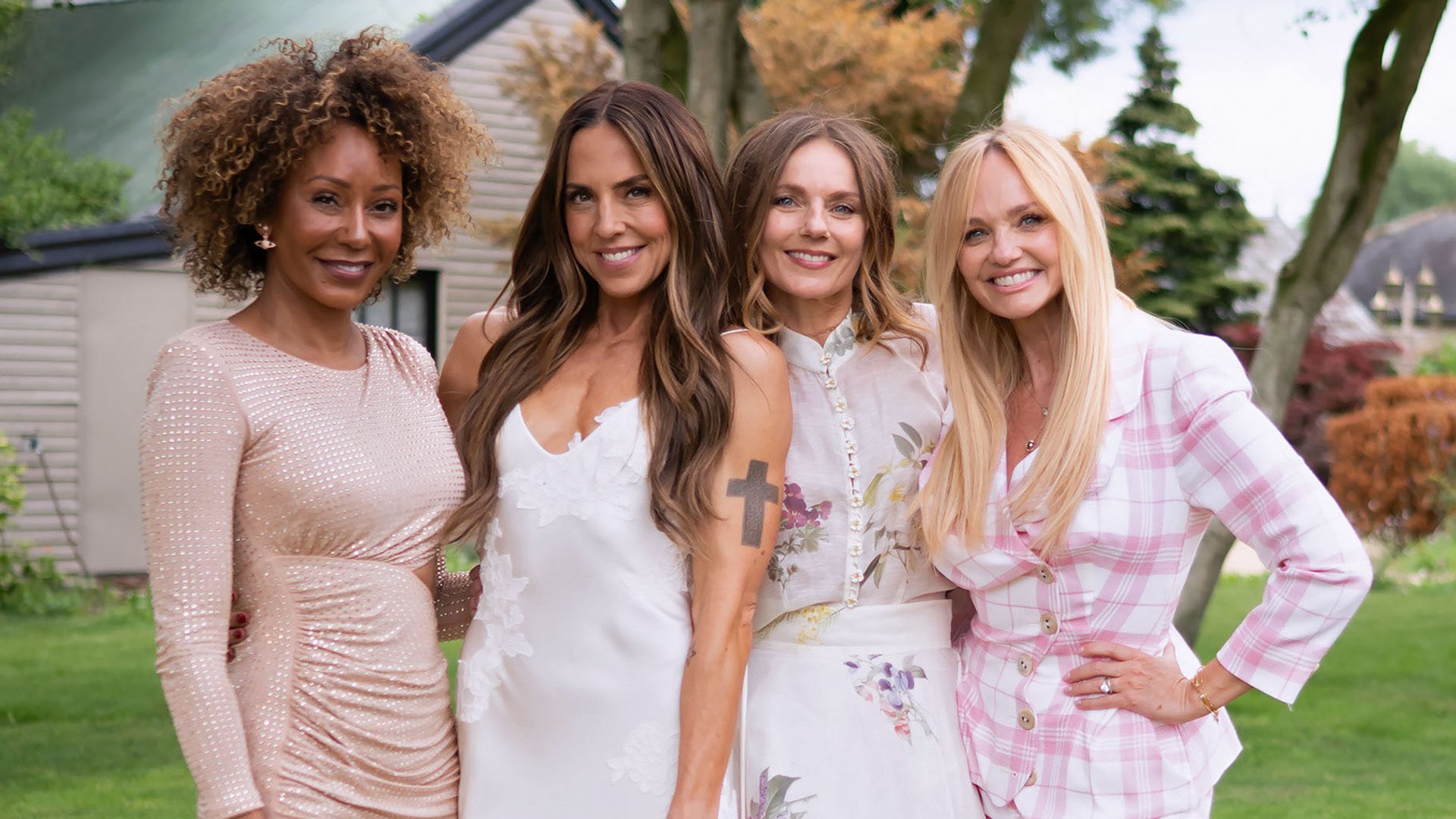 Mel C, la 'sporty spice', junto a Mel B, Geri Halliwell y Emma Bunton. Aunque Victoria Beckham no pudo asistir al enlace, celebrado al noroeste de Inglaterra, el vestido estilo lencero de la novia era obra de la 'posh spice'. Las componentes de la banda de chicas más famosa de los años noventa arroparon a Mel C en el día de su boda con Chris Dingwall