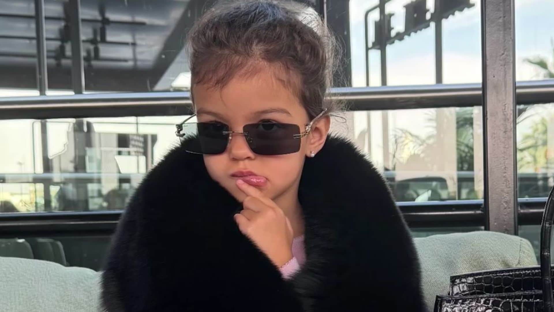 Bella Esmeralda, la hija menor de Georgina Rodríguez, sorprendió con sus dotes naturales de modelo.