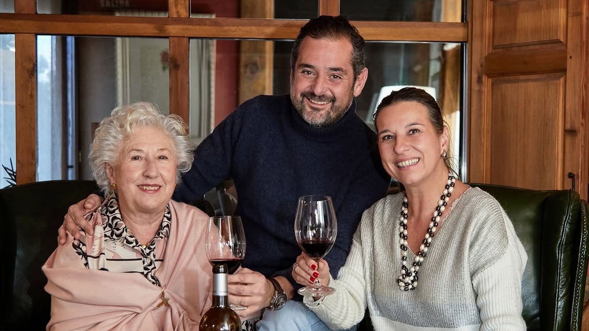 Lágrimas y conmoción en el velatorio del bodeguero Iván Sanz Cid y su familia antes de su funeral en la Catedral de Valladolid