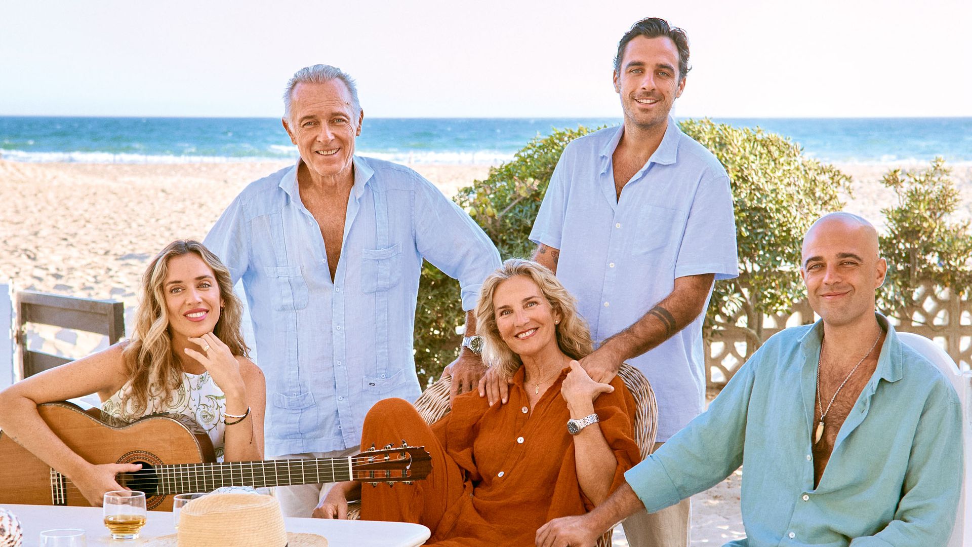 José Manuel Soto, posando con su mujer y sus hijos