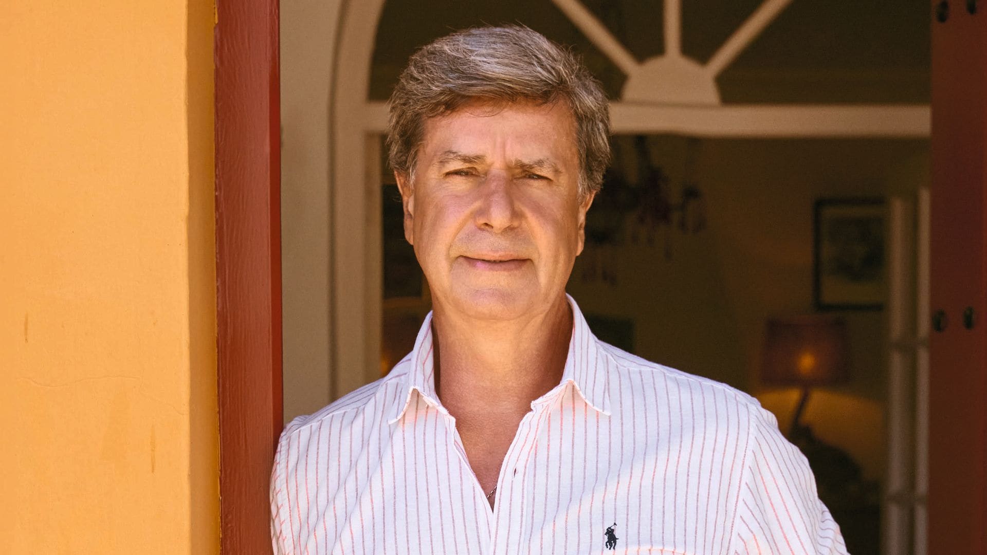 En la imagen principal, Cayetano Martínez de Irujo, en "Las Arroyuelas". Situada en la localidad sevillana de Carmona, es la finca en la que reside el duque de Arjona y donde celebró su boda con Bárbara Mirjan el pasado 4 de octubre