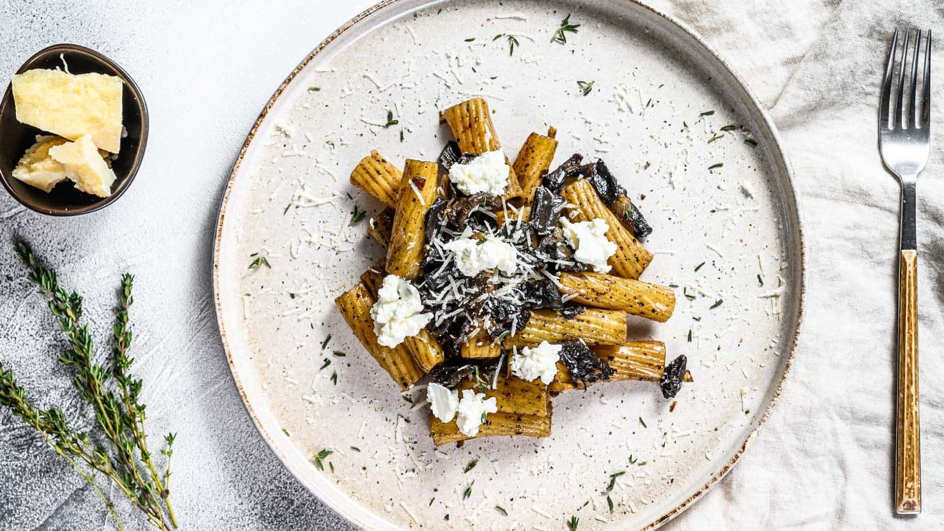 'Rigatoni' con trompetas de la muerte, parmesano y ricotta