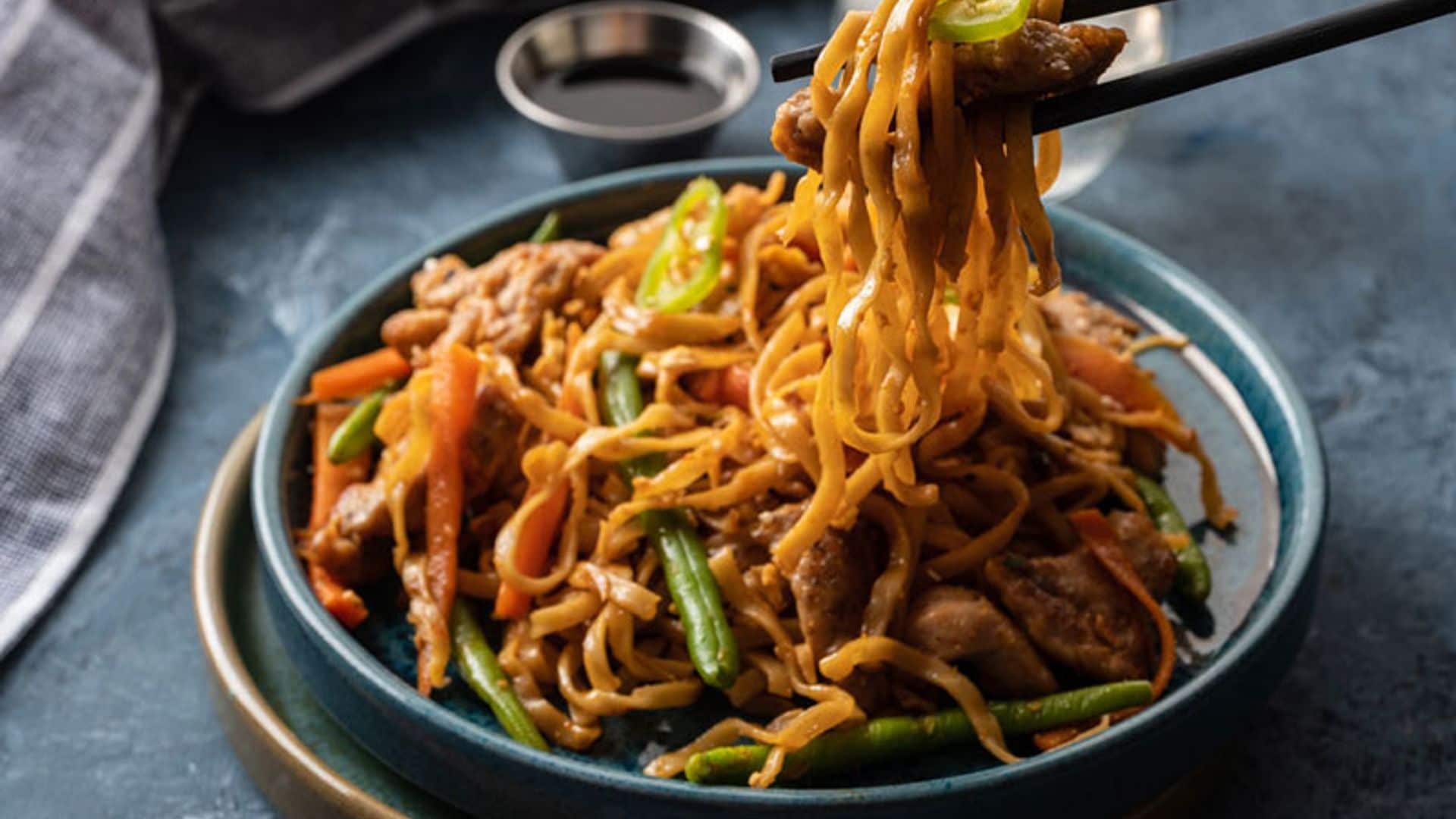'Noodles' con cerdo 'teriyaki', judías verdes, zanahoria y 'shiitake'