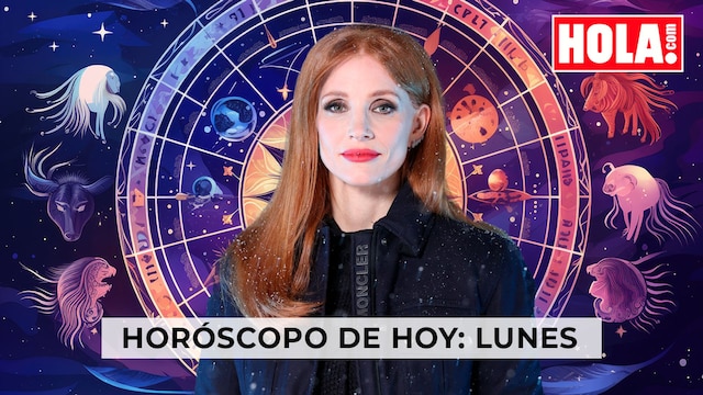 Jessica Chastain en primer plano, de fondo la rueda del zodiaco