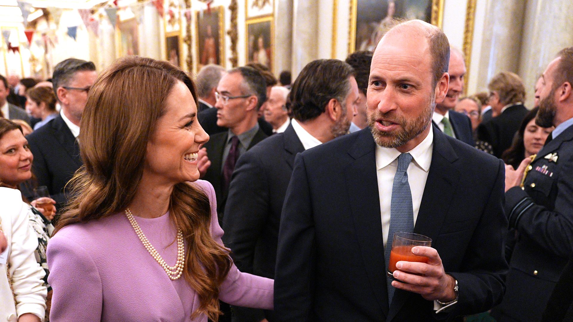 Kate Middleton y el príncipe Guillermo, protagonistas en Buckingham en la gran fiesta en honor de Isabel II: sus fotos brindando con zumo de tomate de las que todos hablan