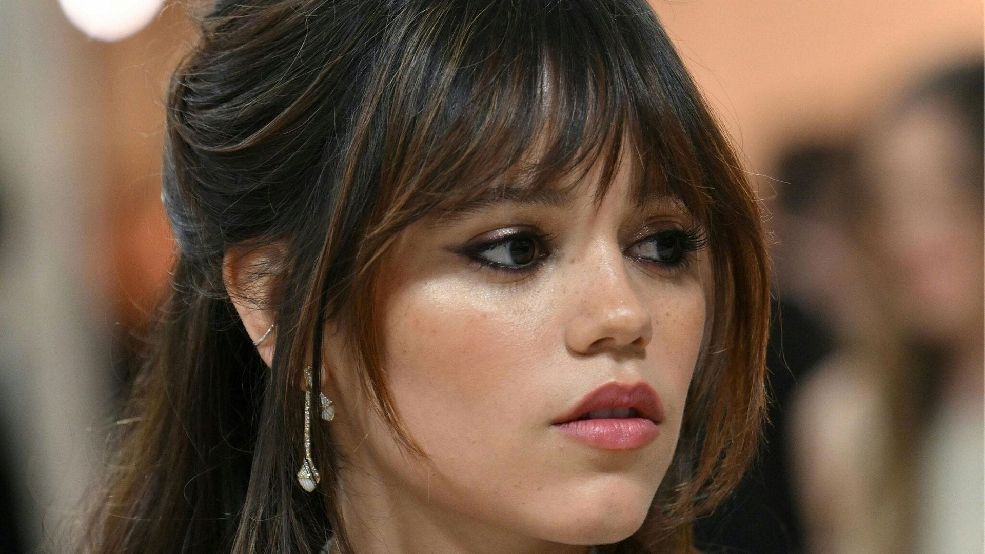 Cómo lograr el flequillo de Jenna Ortega y Emily Ratajkowski