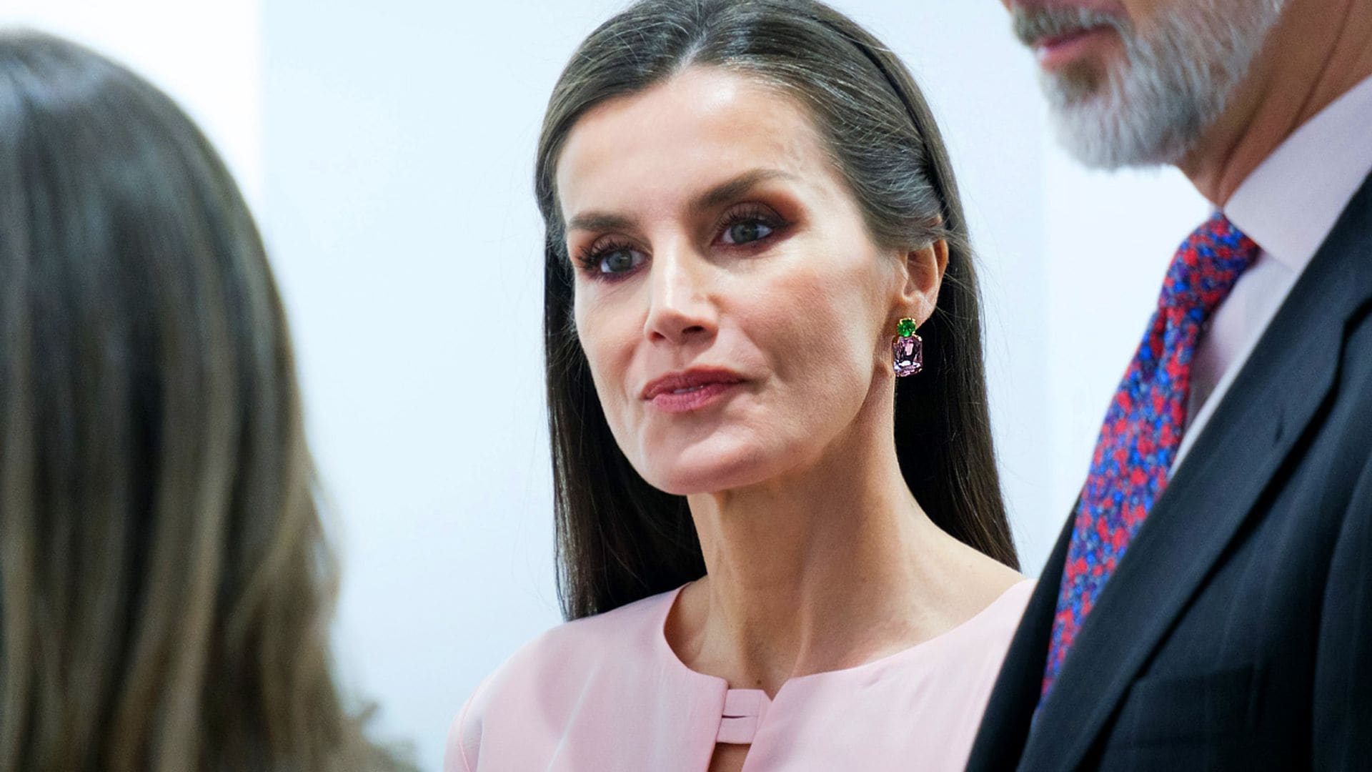 Lo que no sabías de los pendientes multicolores de la Reina: hablamos con una de sus creadoras