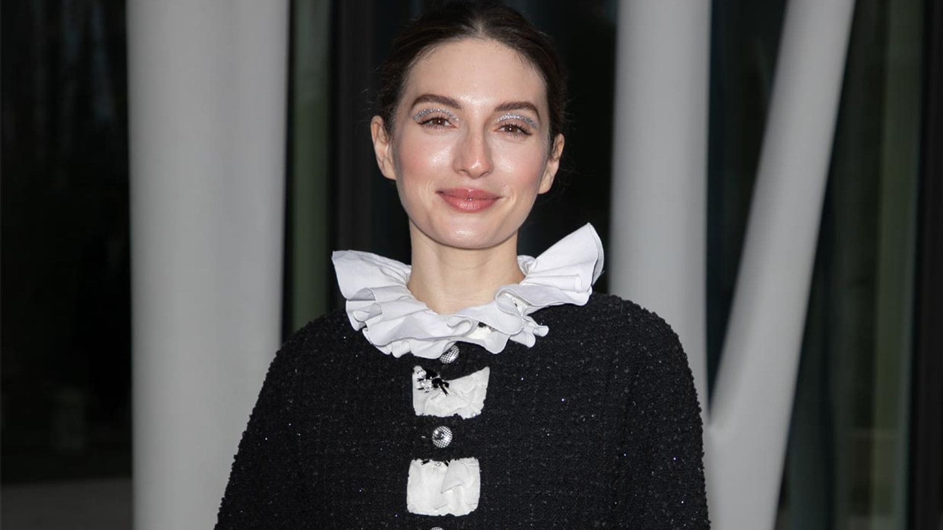 Cómo combinar (de forma fácil) unos botines blancos según María Valverde y Chanel