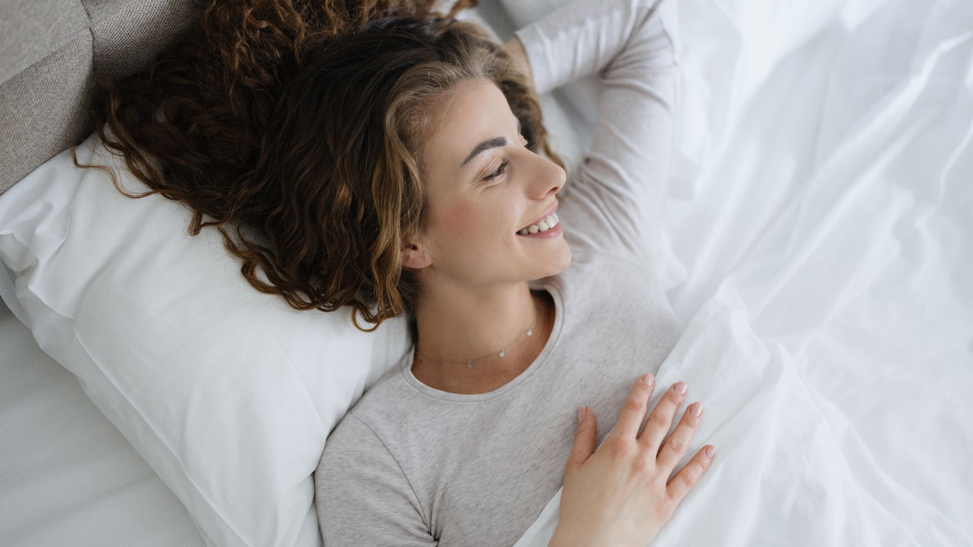 Mujer tumbada en la cama