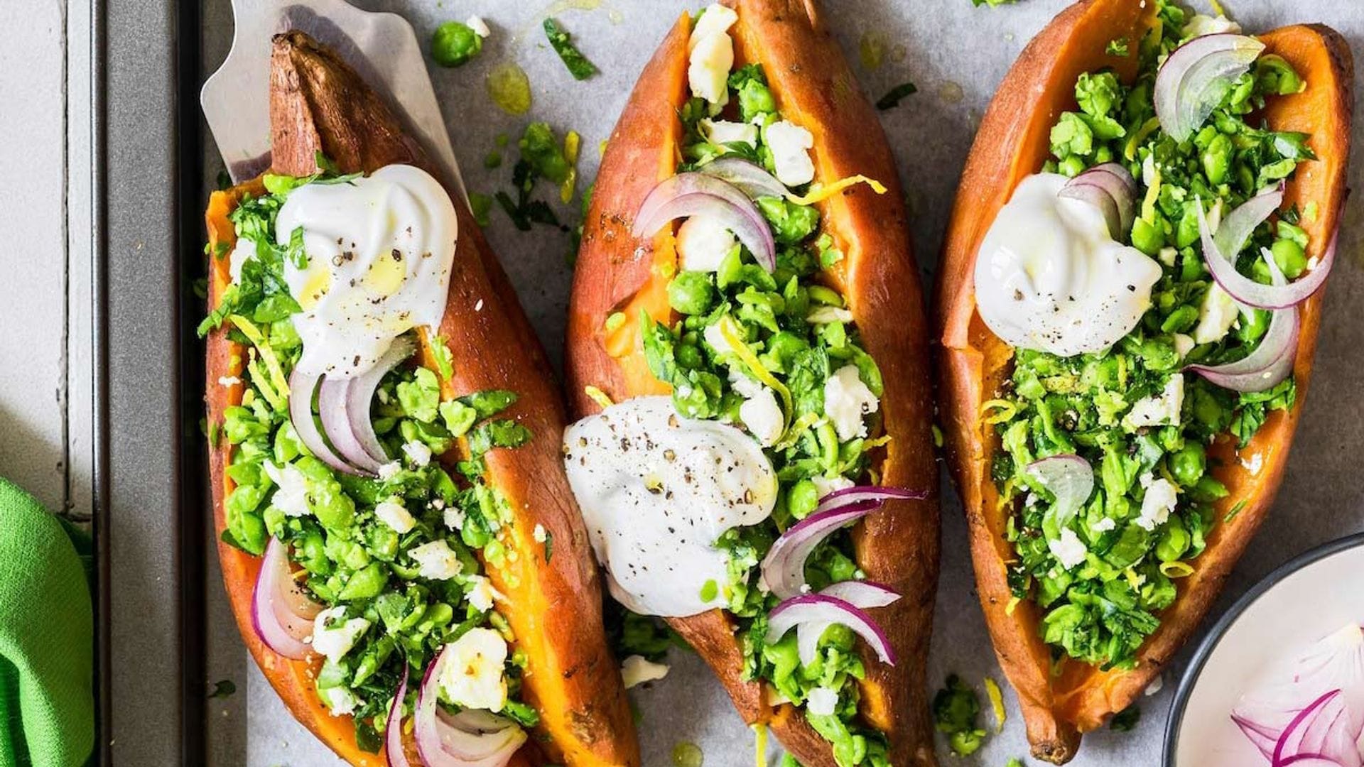 Batata asada rellena de guisantes y gremolata de queso feta