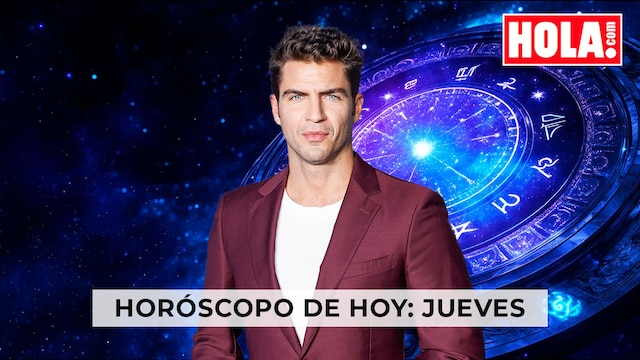 Maxi Iglesias en primer plano, de fondo la rueda del zodiaco