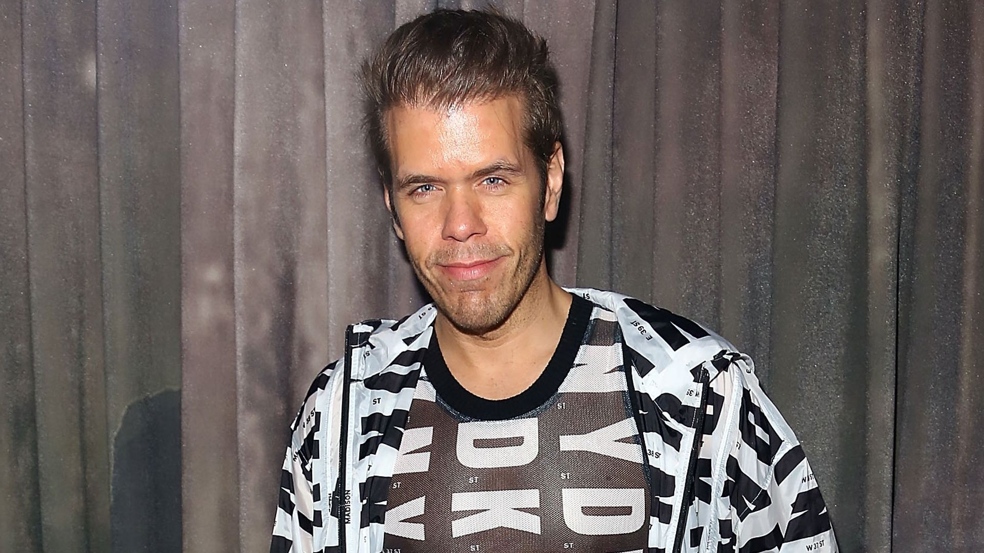 Perez Hilton sigue hospitalizado tras la crisis de salud mental que sufrió la noche del 4 de agosto.