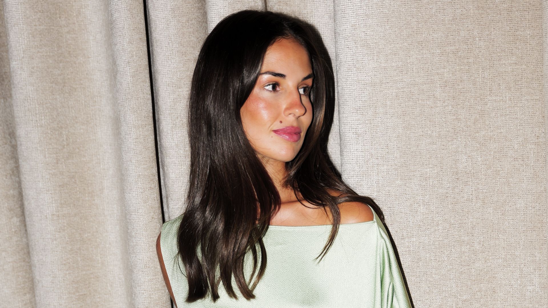Carmen Montero Mundt, prometida del piloto George Russell, regresa a Madrid como anfitriona de una noche de moda junto a Sofía Tcherassi, Sandra Gago y Gemma Pinto