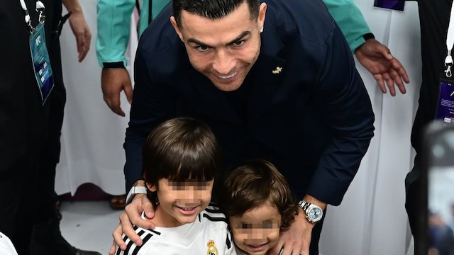 Cristiano Ronaldo posando con los hijos de Fernando Verdasco tras un partido