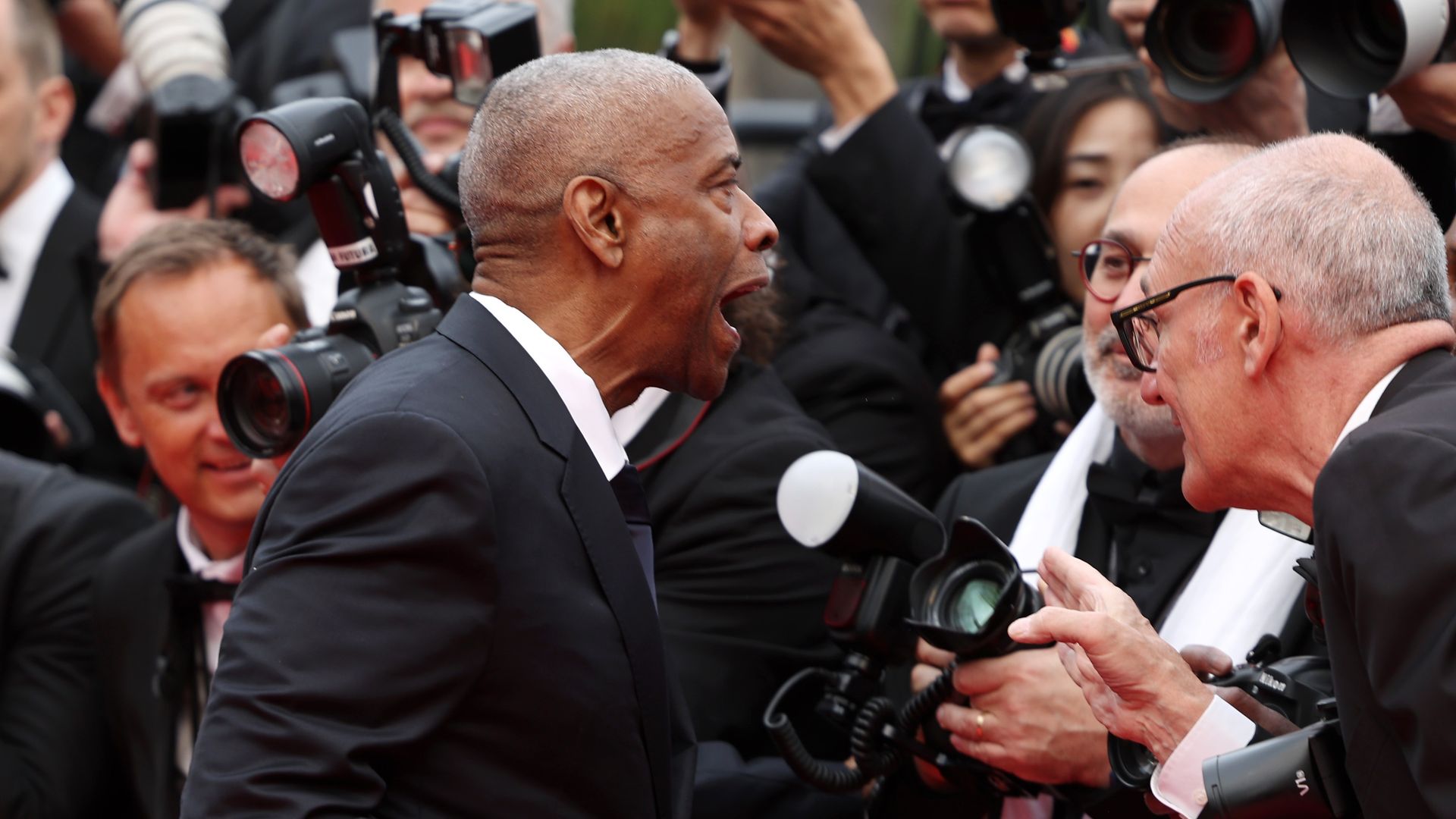 Denzel Washington protagonizó un tenso encuentro con un fotógrafo en la alfombra roja de 'Highest 2 Lowest' en Cannes.