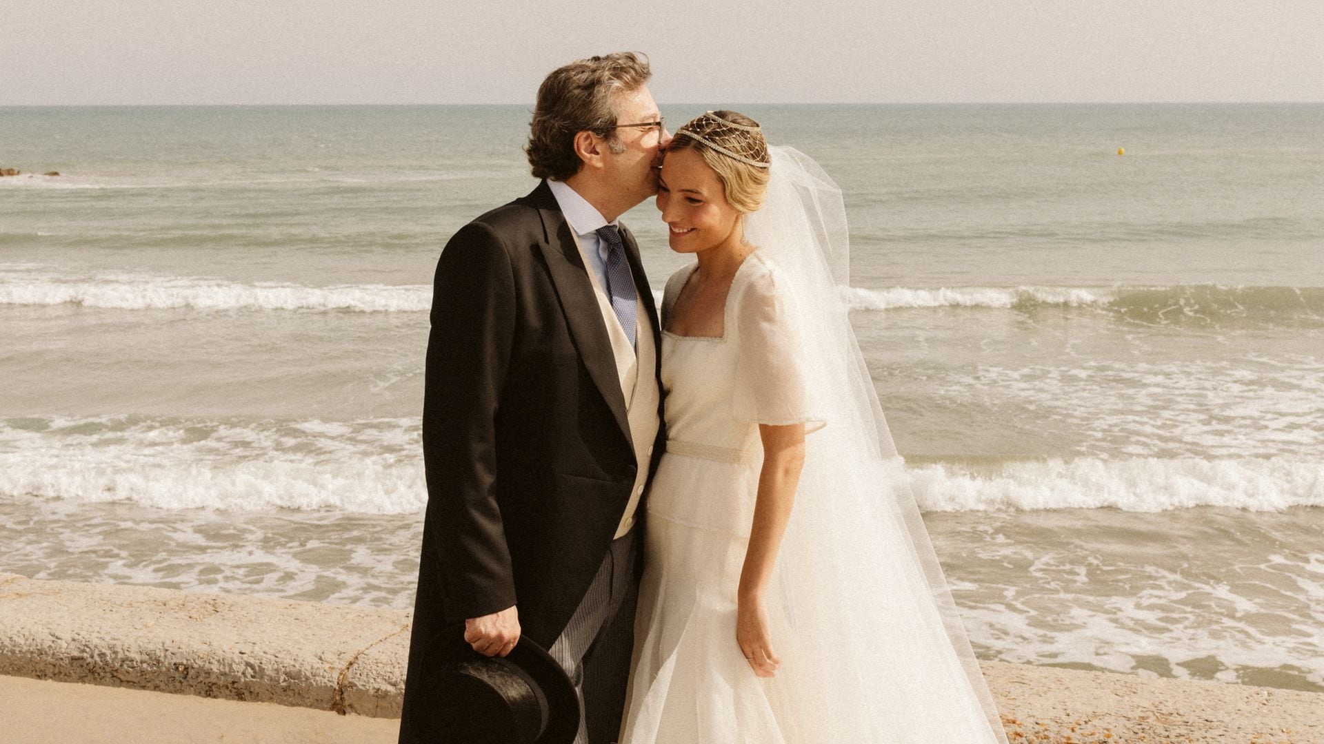 La historia del vestido de novia de Maristela, inspirado en los años 20 y diseñado por Lorenzo Caprile, para su boda en Benicassim