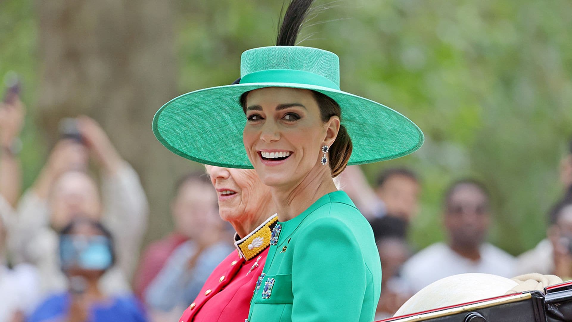 Kate Middleton deslumbra con un espectacular abrigo-vestido verde con broches joya e imponente pamela