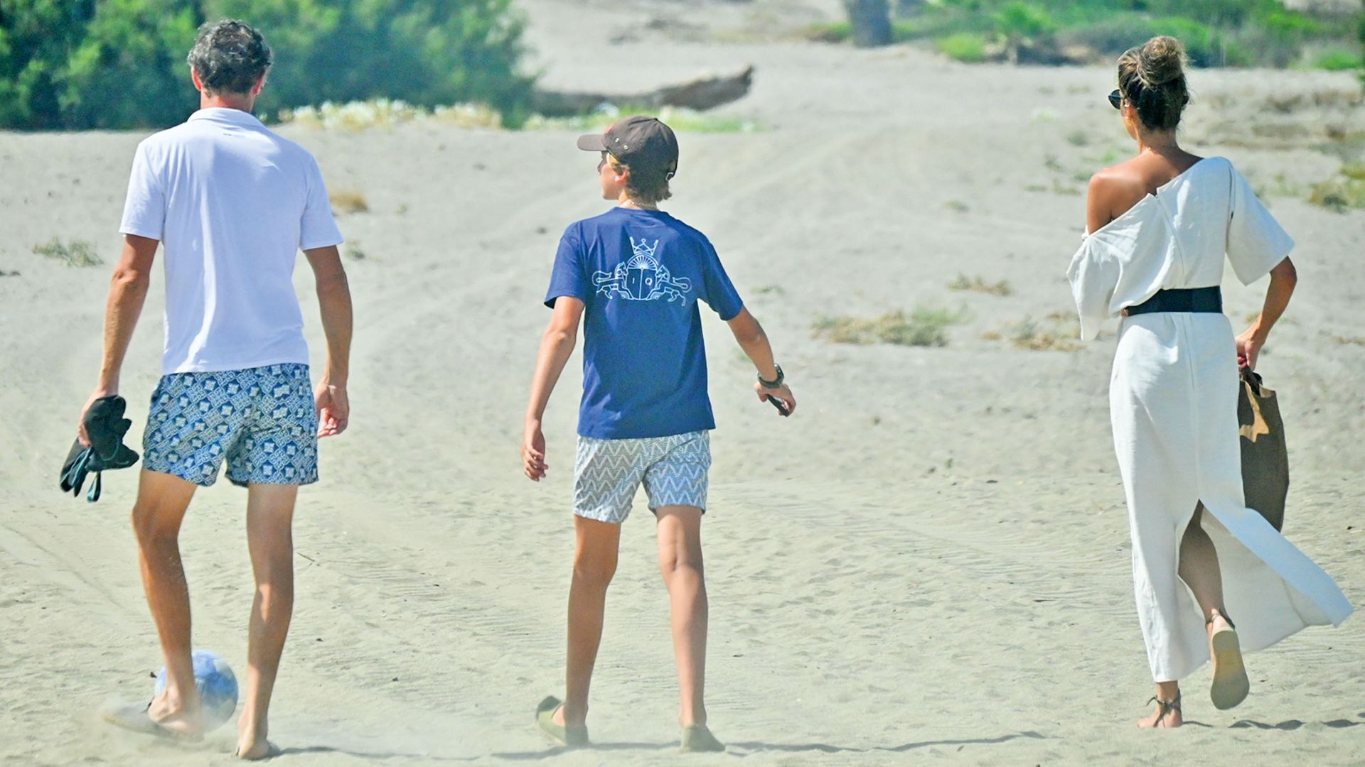 Los marqueses de Almenara junto a Alfonso en una jornada de playa