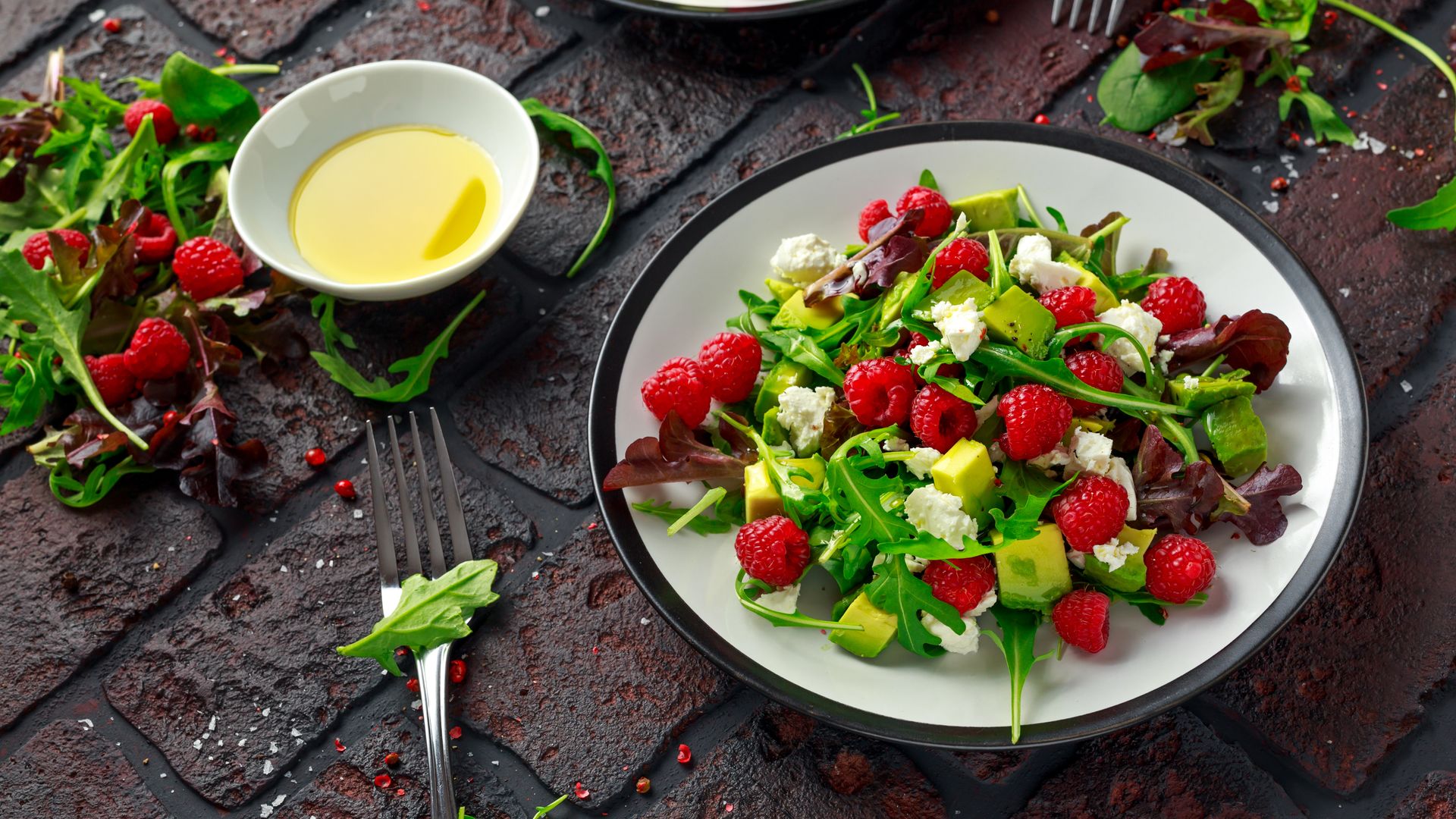 Ensalada de frambuesas, queso y aguacate
