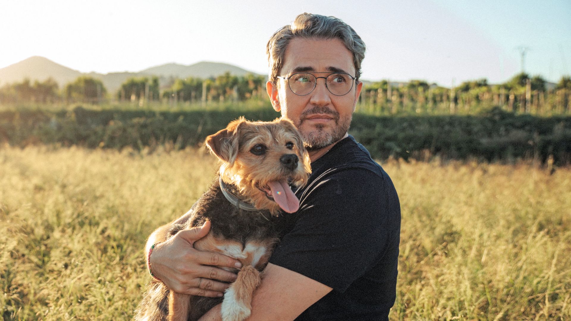 Máximo Huerta nos presenta a doña Leo, su perrita rescatada de un contenedor: "Se come hasta la cena de mi madre"
