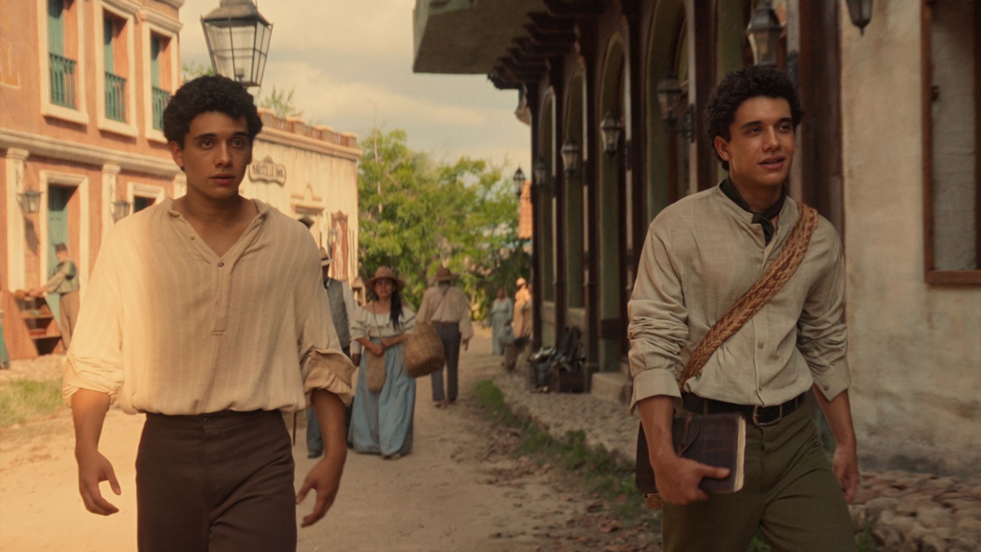 los hermanos José Arcadio y Aureliano Buendía en su etapa de juventud, pertenecientes a la serie de televisión Cien años de soledad producida por Netflix.