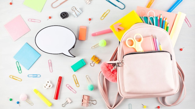Mochila de vuelta al colegio en rosa con el material escolar