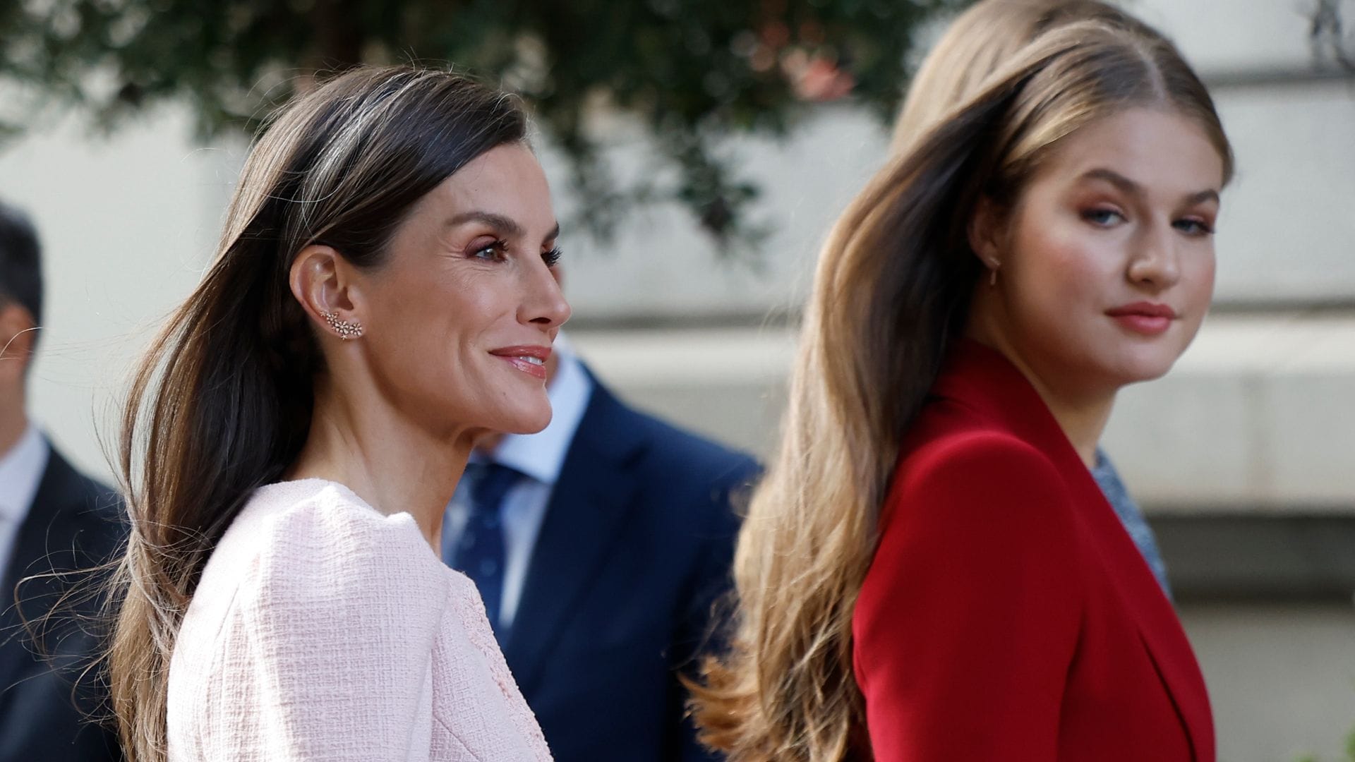 La reina Letizia, la princesa Leonor con el pelo suelto en la imposición del Toisón de Oro