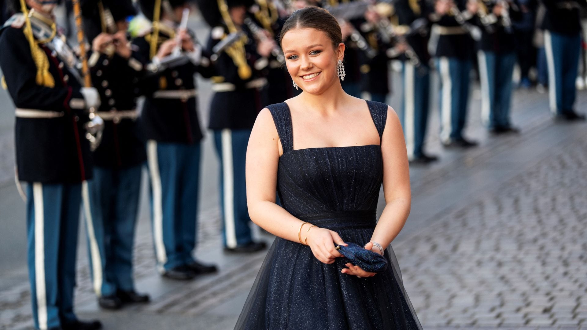 La princesa Isabella brilla de concierto con un vestido de tul y pendientes de la reina Mary